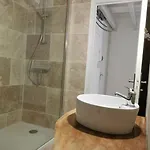 Nid Douillet à Quelques Pas De La Gare. Carcassonne