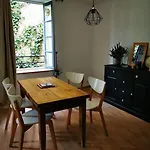 Nid Douillet à Quelques Pas De La Gare.